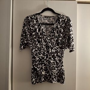 Rampage Women's Black and White Fitted Floral Ruched Blouse